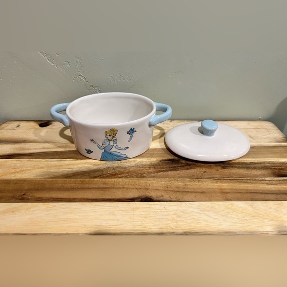 Rae Dunn Disney Princess dish featuring Cinderella. Gorgeous design. Lid. NEW! - Picture 5 of 12